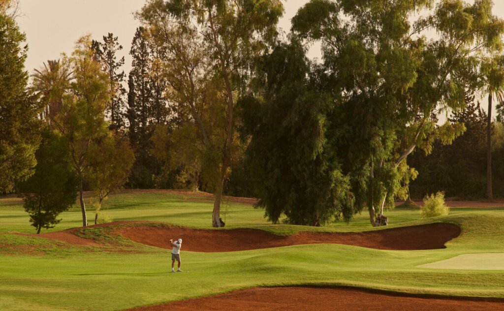 Parcours de golf près d’Amanjena Marrakech avec paysage désertique vaste et atmosphère paisible