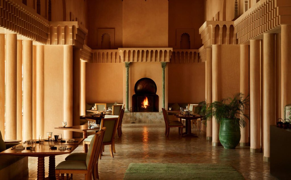 Restaurant élégant et minimaliste à Amanjena avec ambiance gastronomique inspirée du Maroc