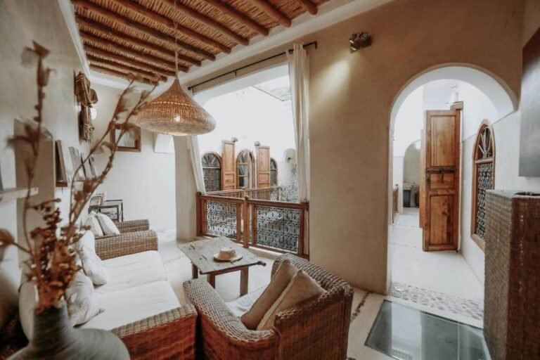 Dar Nour el Houda courtyard with Moroccan décor, pool, and budget-friendly rooms in Marrakech Medina