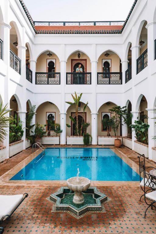 Piscine dans le patio traditionnel de l’auberge Equity Point Marrakech.