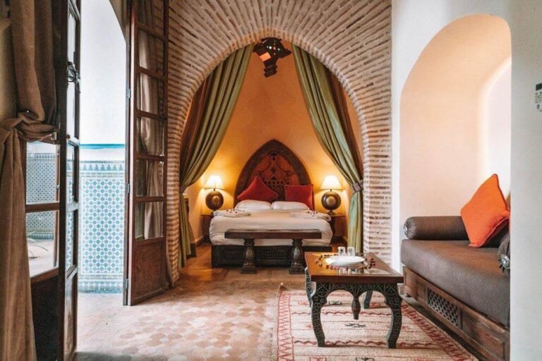 Chambre double privative à la décoration marocaine à Equity Point Marrakech.
