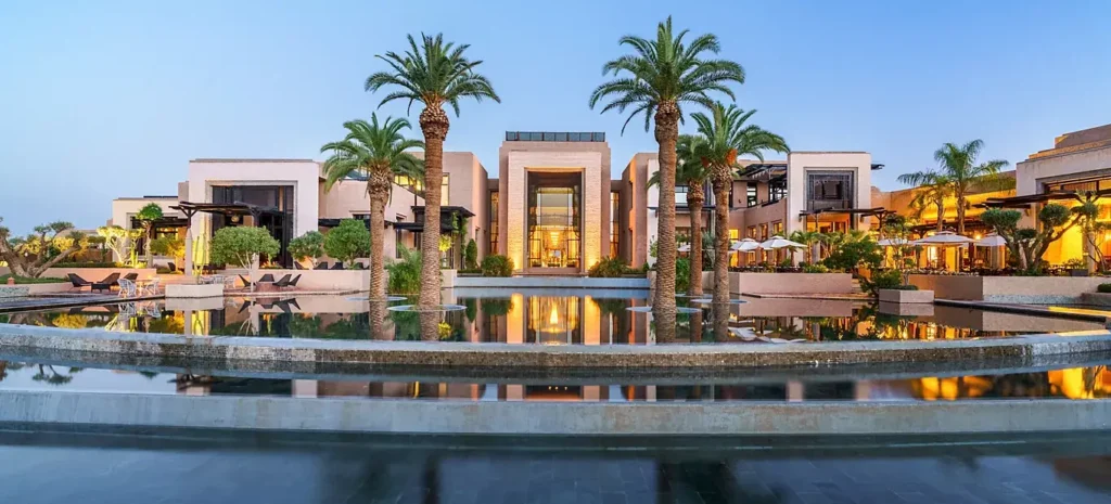 Vue extérieure du Fairmont Royal Palm Marrakech entouré de palmiers et de jardins paysagers
