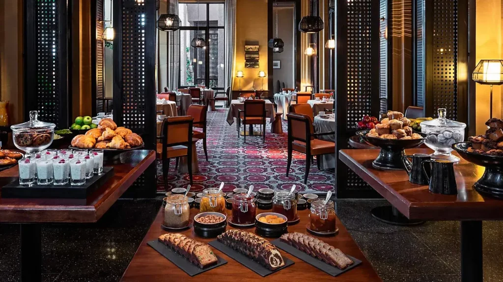 Restaurant gastronomique au Fairmont Royal Palm Marrakech dans une ambiance contemporaine élégante