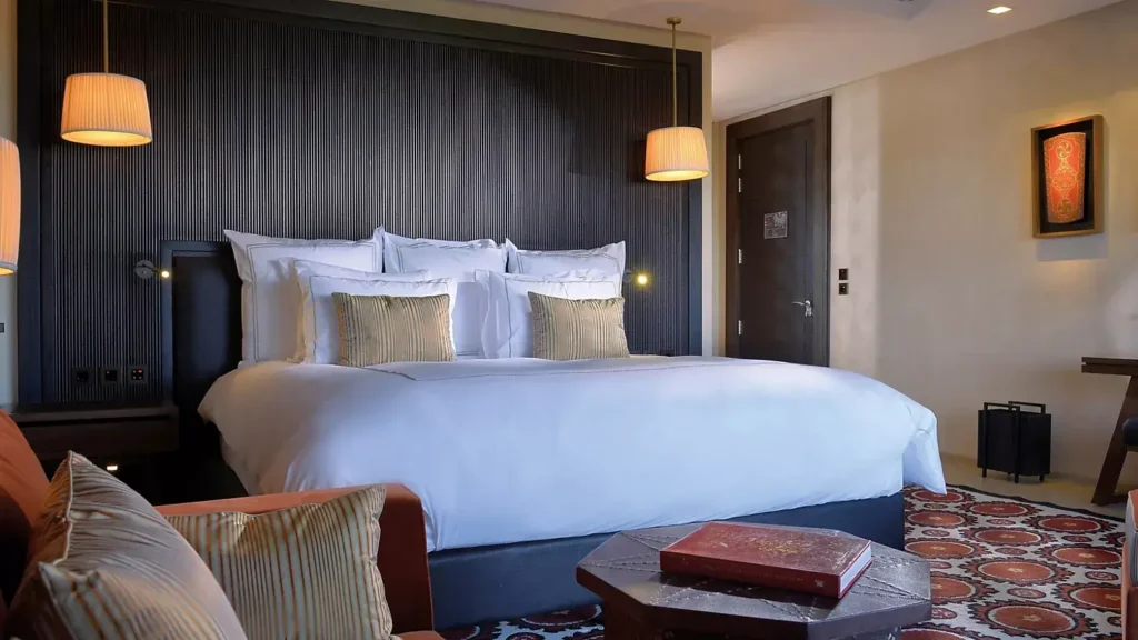 Chambre élégante au Fairmont Royal Palm Marrakech avec vue sur les jardins et design moderne raffiné