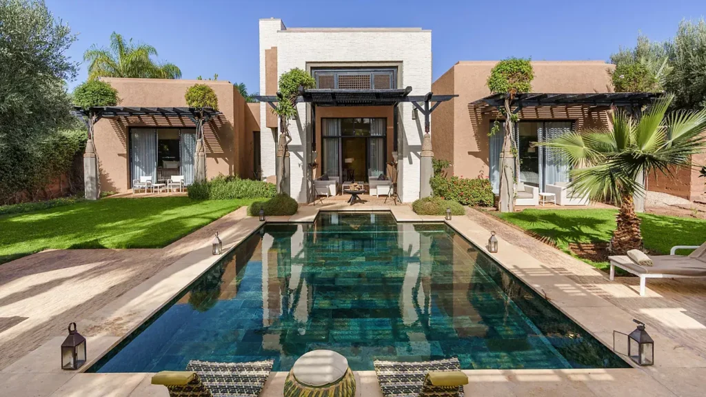 Villa de luxe au Fairmont Royal Palm Marrakech avec terrasse privée et vue sur golf et jardins