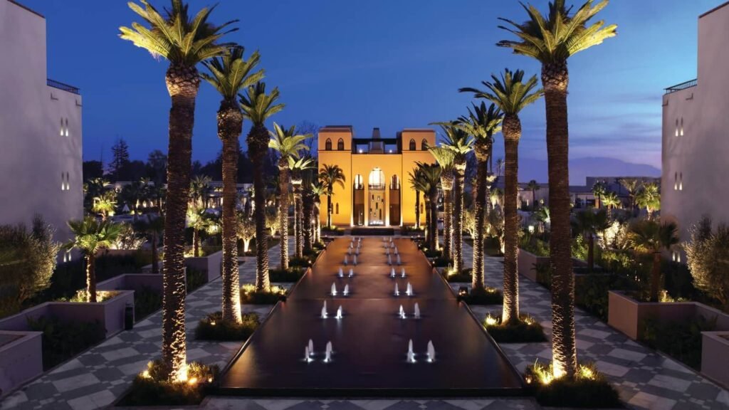Vue extérieure du Four Seasons Resort Marrakech avec jardins paysagers et architecture contemporaine