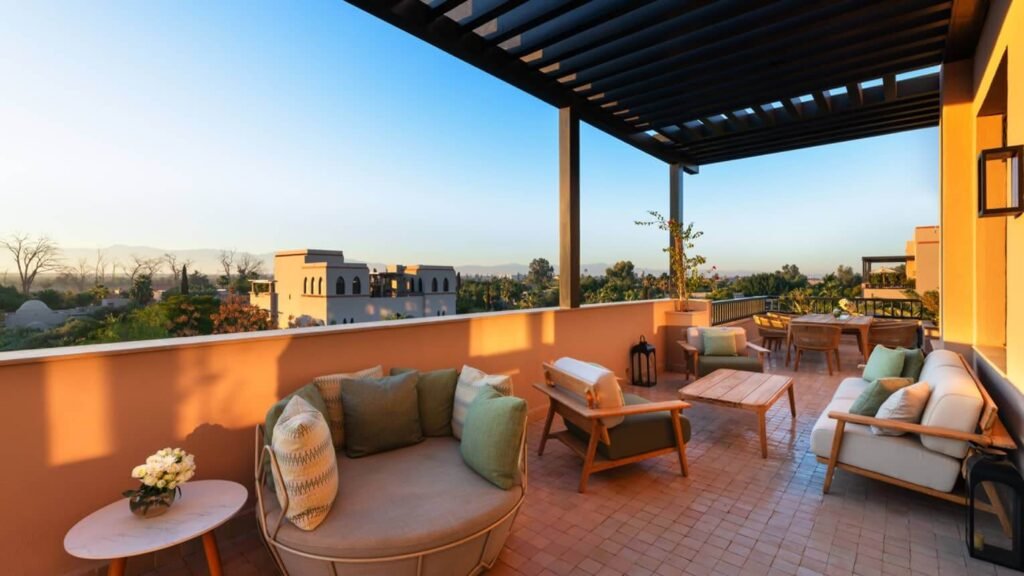 Balcon de suite au Four Seasons Resort Marrakech avec vue sur les jardins et coin détente