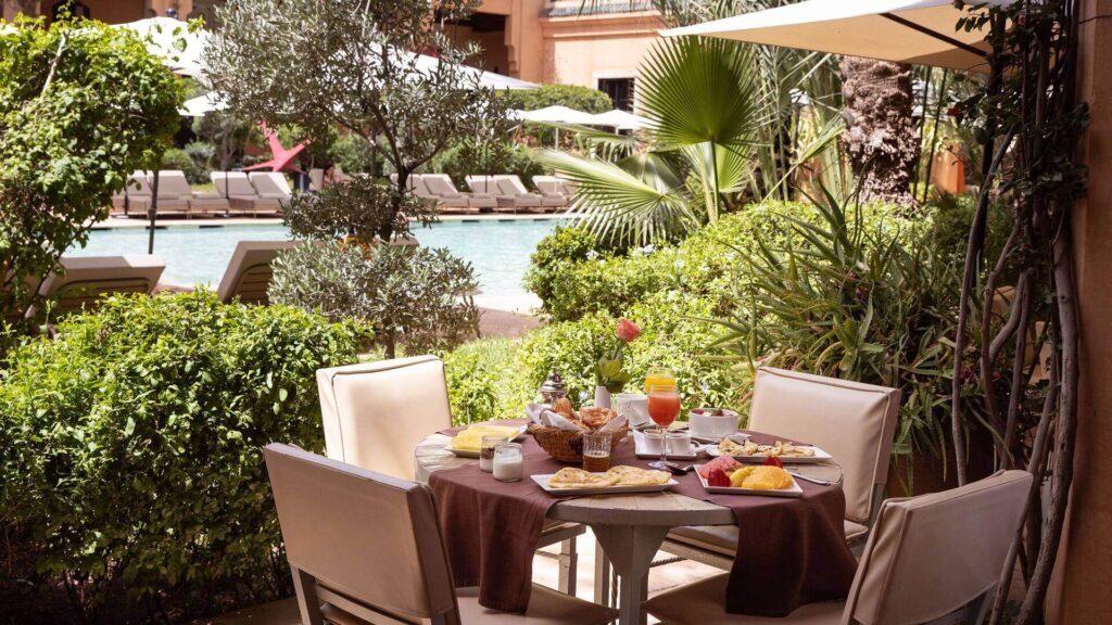 Petit-déjeuner aux Jardins de La Koutoubia servi dans une cour paisible et élégante