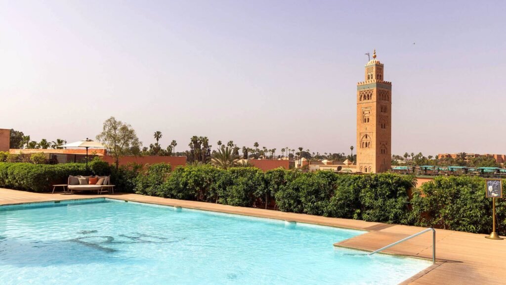 Piscine sur le toit des Jardins de La Koutoubia avec vue sur la Médina et la skyline de Marrakech