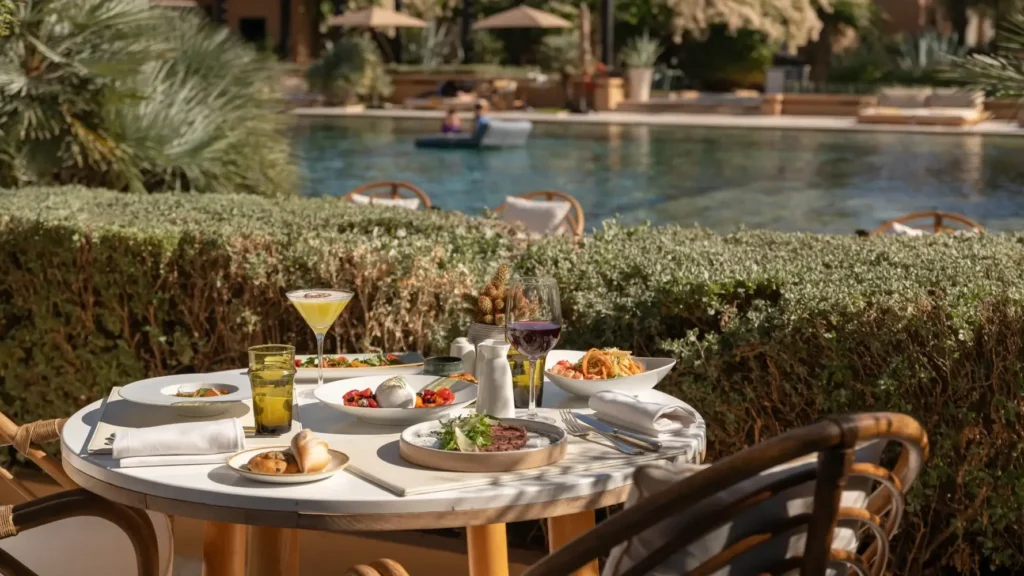 Déjeuner au bord de la piscine au Mandarin Oriental Marrakech avec cadre élégant et jardins luxuriants
