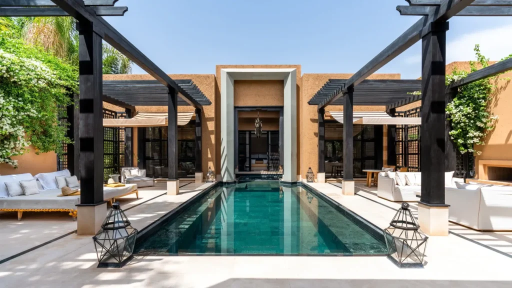 Villa de luxe avec piscine privée au Mandarin Oriental Marrakech entourée de verdure et palmiers