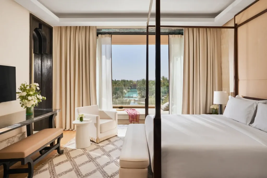 Suite avec grande chambre principale au Mandarin Oriental Marrakech au design marocain contemporain