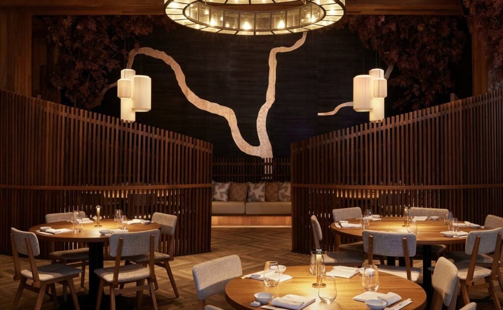 Restaurant signature du Nobu Hotel Marrakech proposant une cuisine japano-péruvienne raffinée