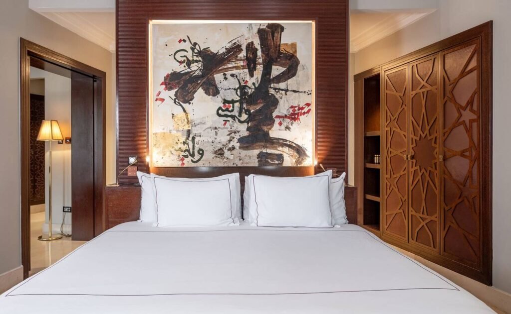 Suite lit king size au Nobu Hotel Marrakech avec intérieur moderne et éclairage doux