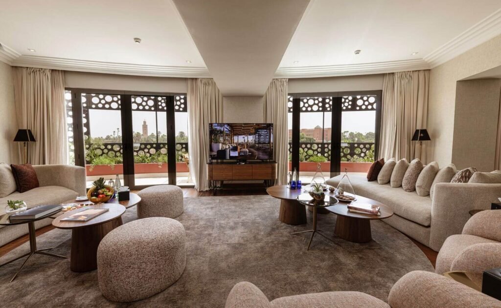 Salon de suite avec balcon au Nobu Hotel Marrakech au design contemporain et vue sur la ville