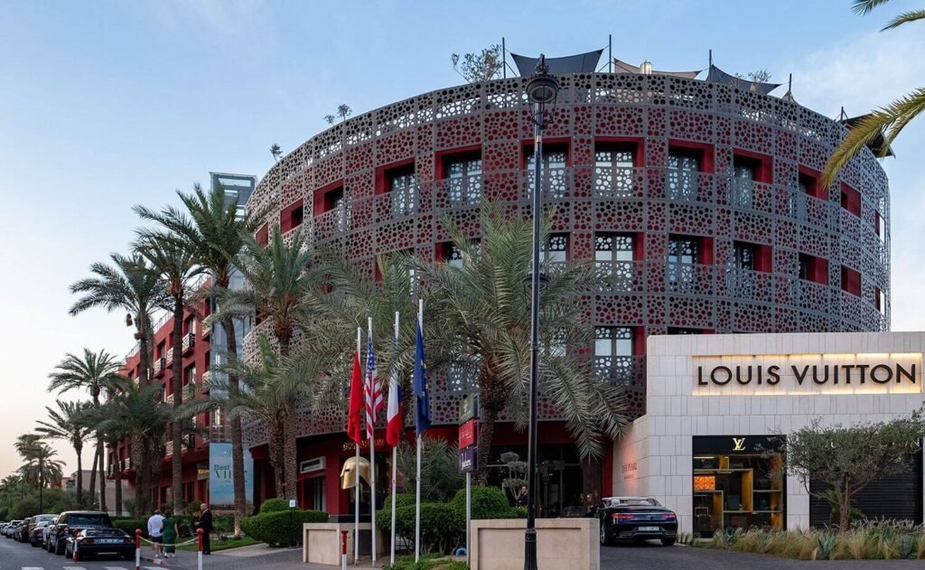Vue extérieure du Nobu Hotel Marrakech mettant en valeur une architecture moderne et luxueuse