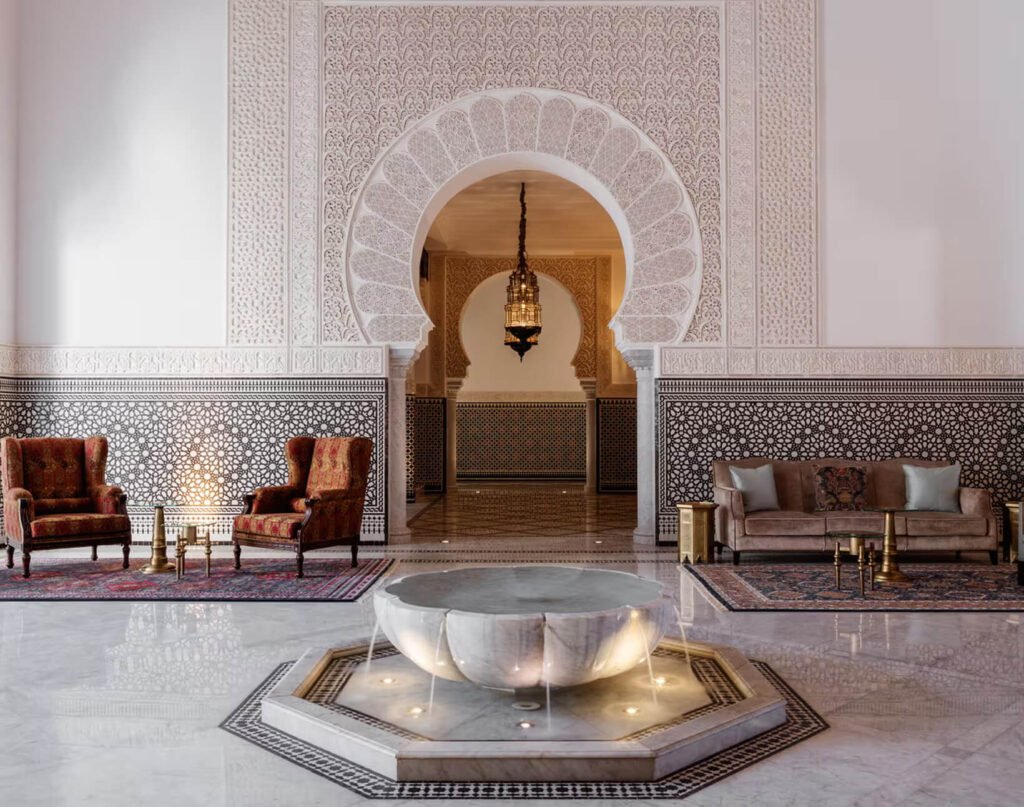 Grand hall en patio au The Oberoi Marrakech avec architecture symétrique et jeux d’eau