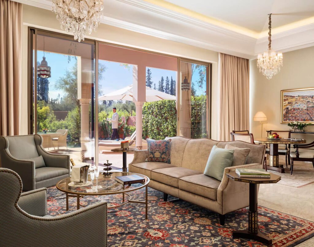 Villa de luxe au The Oberoi Marrakech avec piscine privée entourée de jardins et palmiers