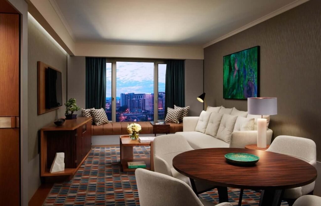 Suite spacieuse au Palais Namaskar avec terrasse privée et vue sur les jardins