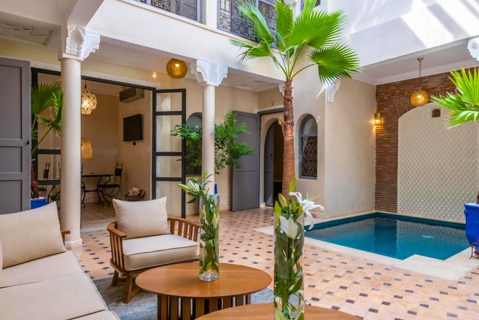 Riad Beldi : cour avec décor marocain élégant et ambiance de style boutique dans la Médina de Marrakech
