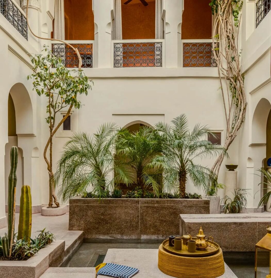 Riad Brummell Medina Marrakech : cour avec piscine et design marocain chic