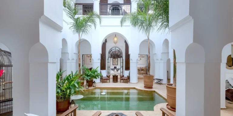 Riad Dar Mo’Da courtyard with pool, elegant Moroccan design, and calm ambiance in Marrakech Medina