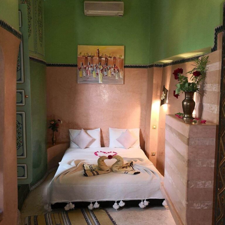 Chambre d’hôtes avec mobilier traditionnel au Riad Dar Nael à Marrakech.