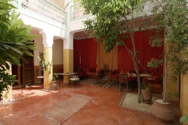 Patio traditionnel au Riad Dar Nael à Marrakech, avec des détails architecturaux marocains.