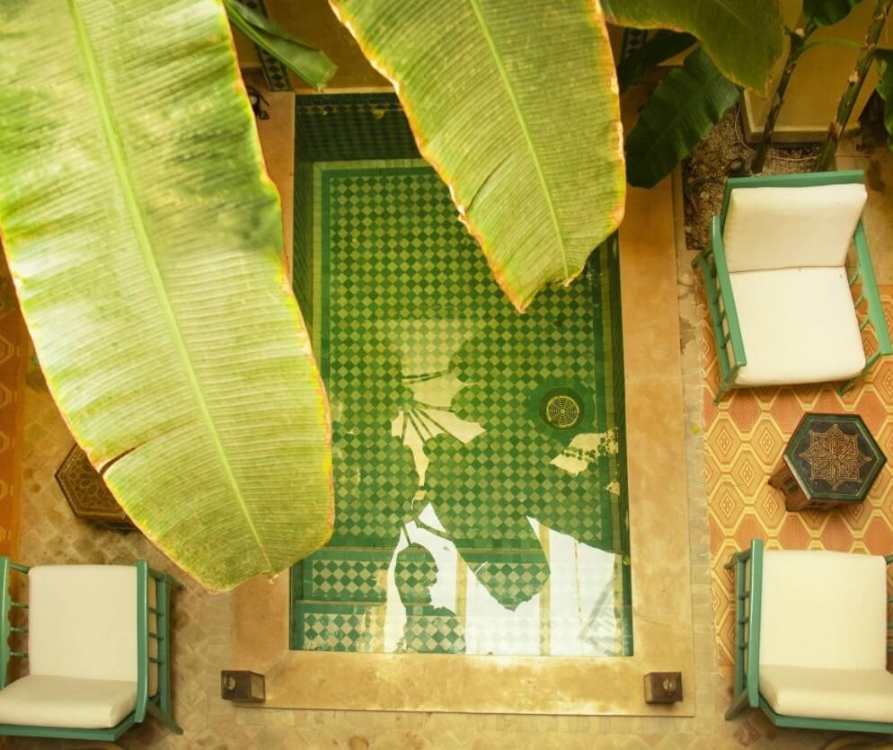 Riad Dar Naomi : cour avec piscine, carreaux marocains traditionnels et coin salon paisible dans la Médina de Marrakech