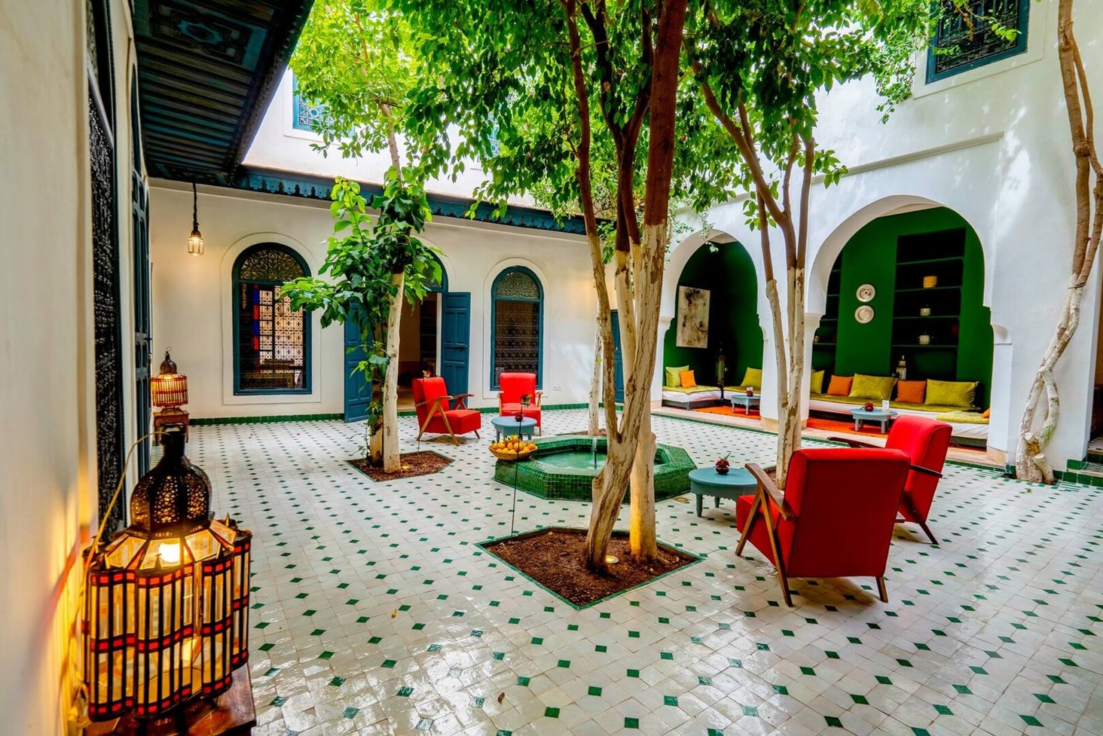 Riad Dar Sara : cour avec architecture marocaine traditionnelle, coin salon confortable et ambiance tranquille dans la Médina de Marrakech