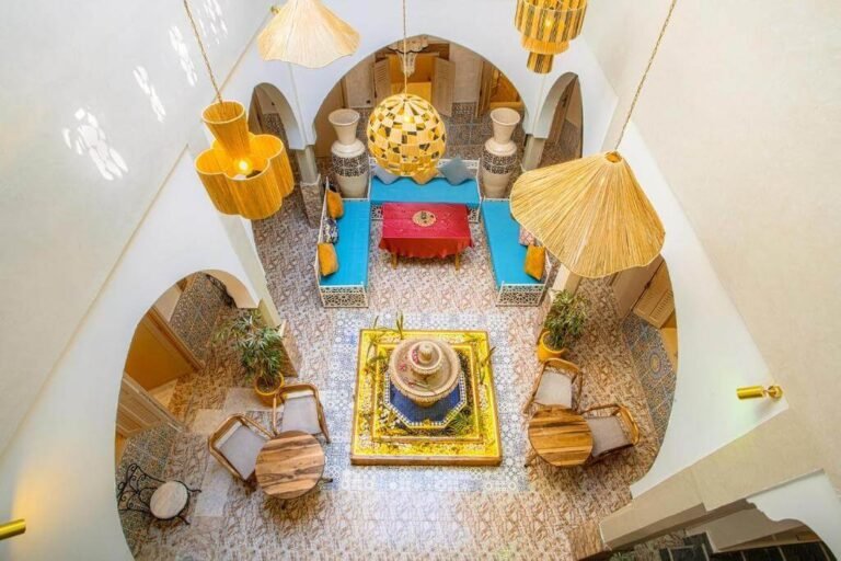 Patio marocain traditionnel au Riad El Kennaria à Marrakech.
