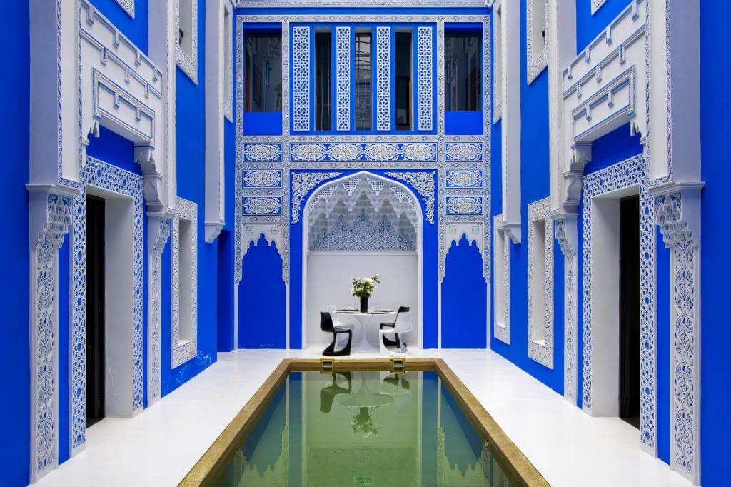 Riad Goloboy Marrakech : cour paisible avec piscine et carreaux décoratifs marocains