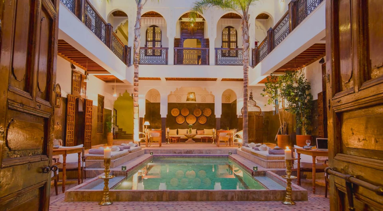 Riad Kasbah : cour avec architecture marocaine traditionnelle, jardin paisible et coin salon à Marrakech