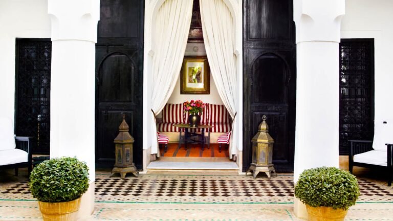 L’Hôtel Marrakech courtyard with pool and Moroccan decor with modern touches