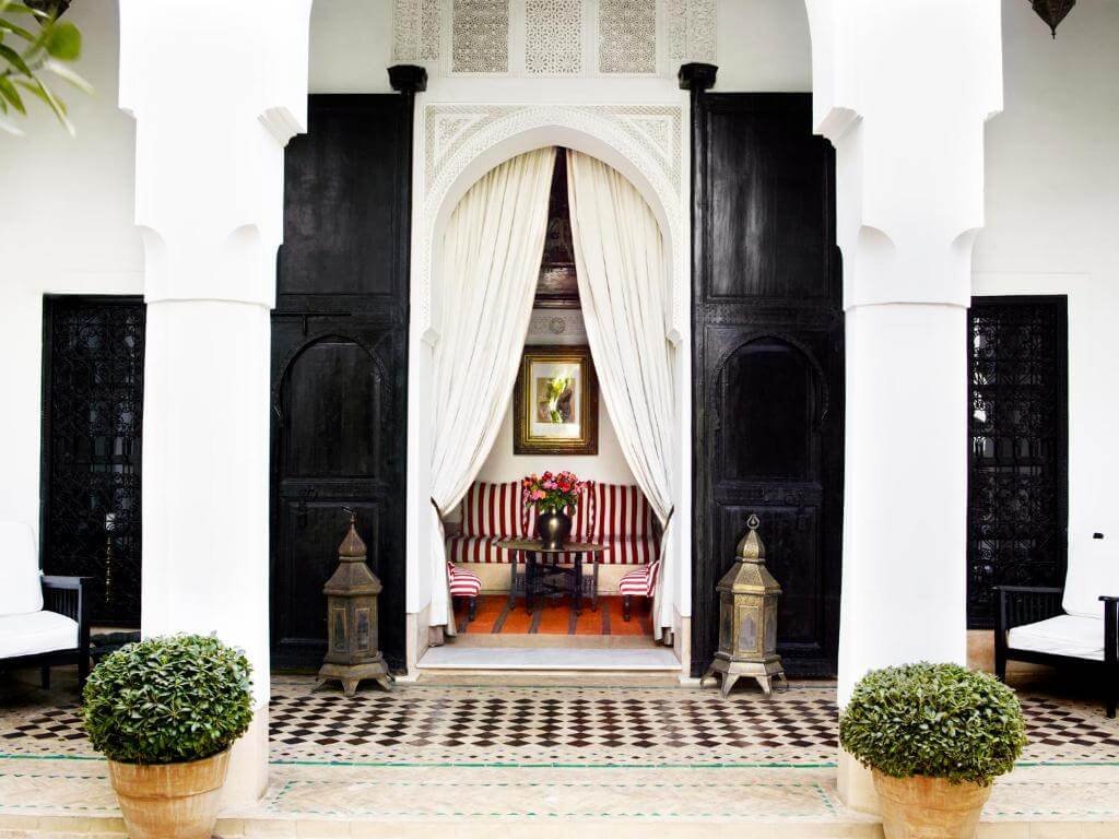 Riad L’Hôtel Marrakech courtyard with pool and Moroccan decor with modern touches