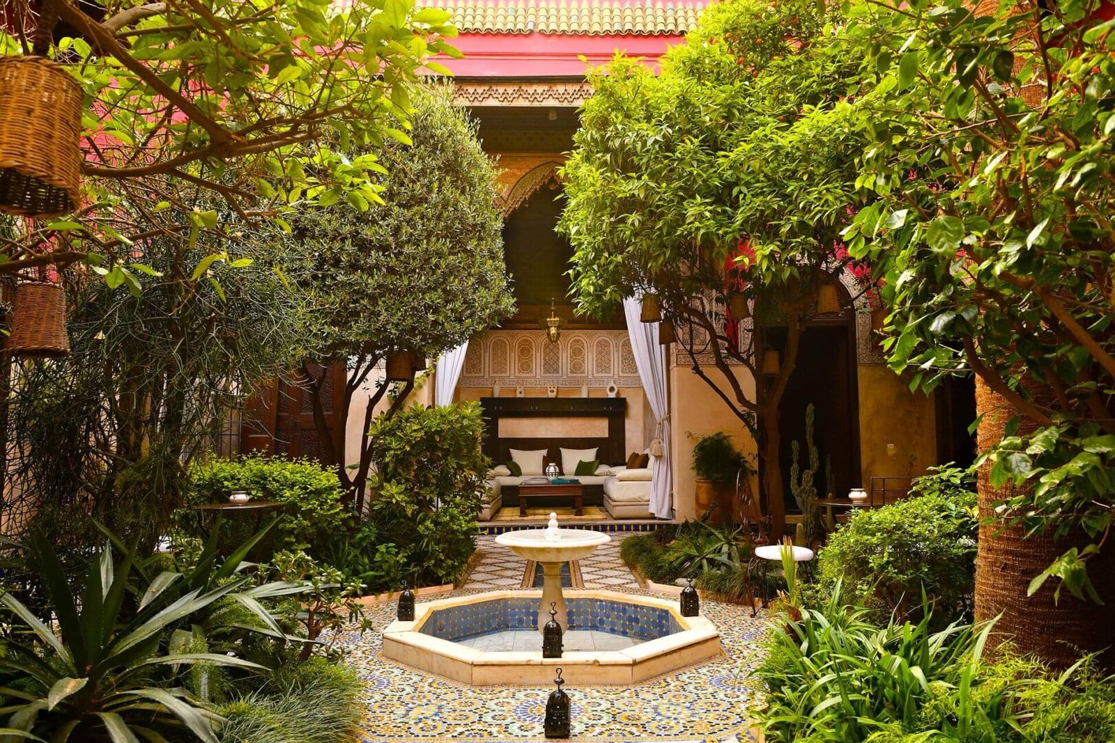 Riad Aziza : cour avec piscine, décor marocain élégant et installations spa dans la Médina de Marrakech