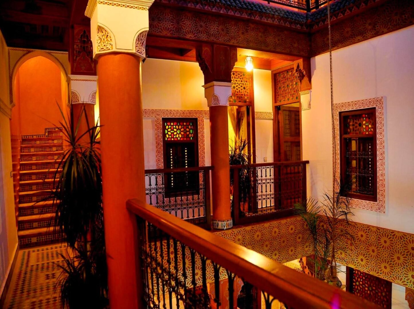 Riad Lila : cour avec décor marocain traditionnel, végétation et coin salon tranquille dans la Médina de Marrakech