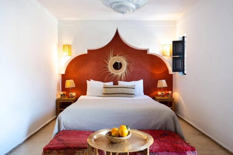 Chambre d’hôtes à la décoration marocaine traditionnelle au Riad l’Oiseau du Paradis à Marrakech.