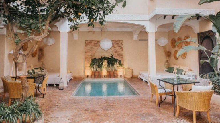 La piscine et le patio traditionnel du Riad l’Oiseau du Paradis à Marrakech.