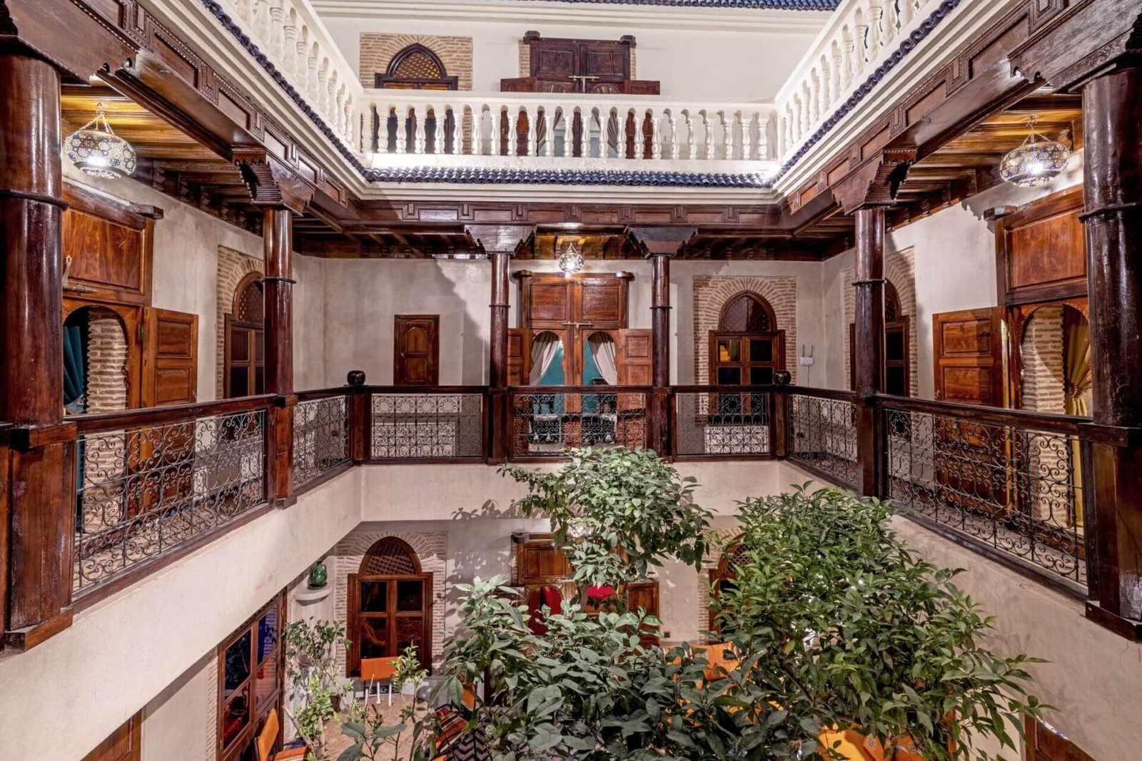 Maïpa Boutique Riad : terrasse sur le toit avec décor marocain et cour paisible dans la Médina de Marrakech