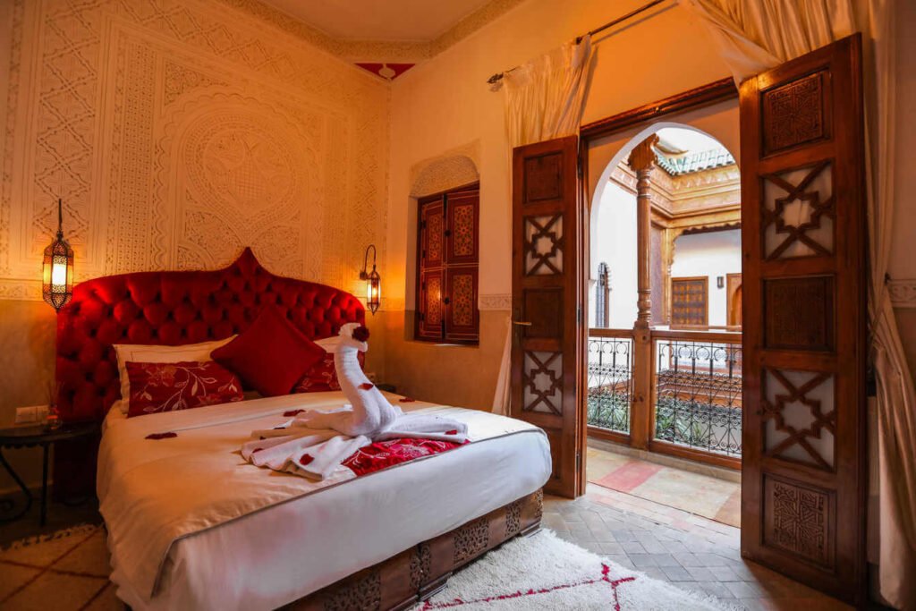 Chambre traditionnelle au Riad Melhoun avec détails sculptés et ambiance marocaine authentique