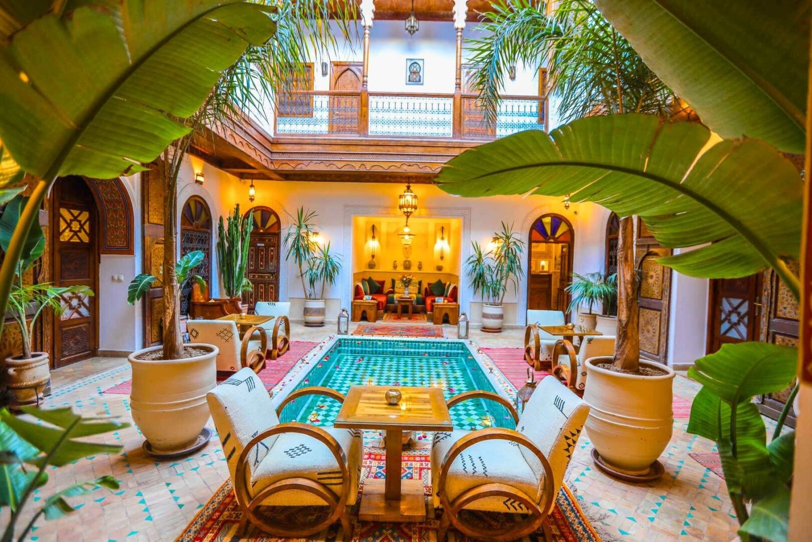 Riad Melhoun & Spa Marrakech : cour tranquille avec piscine et décor marocain traditionnel