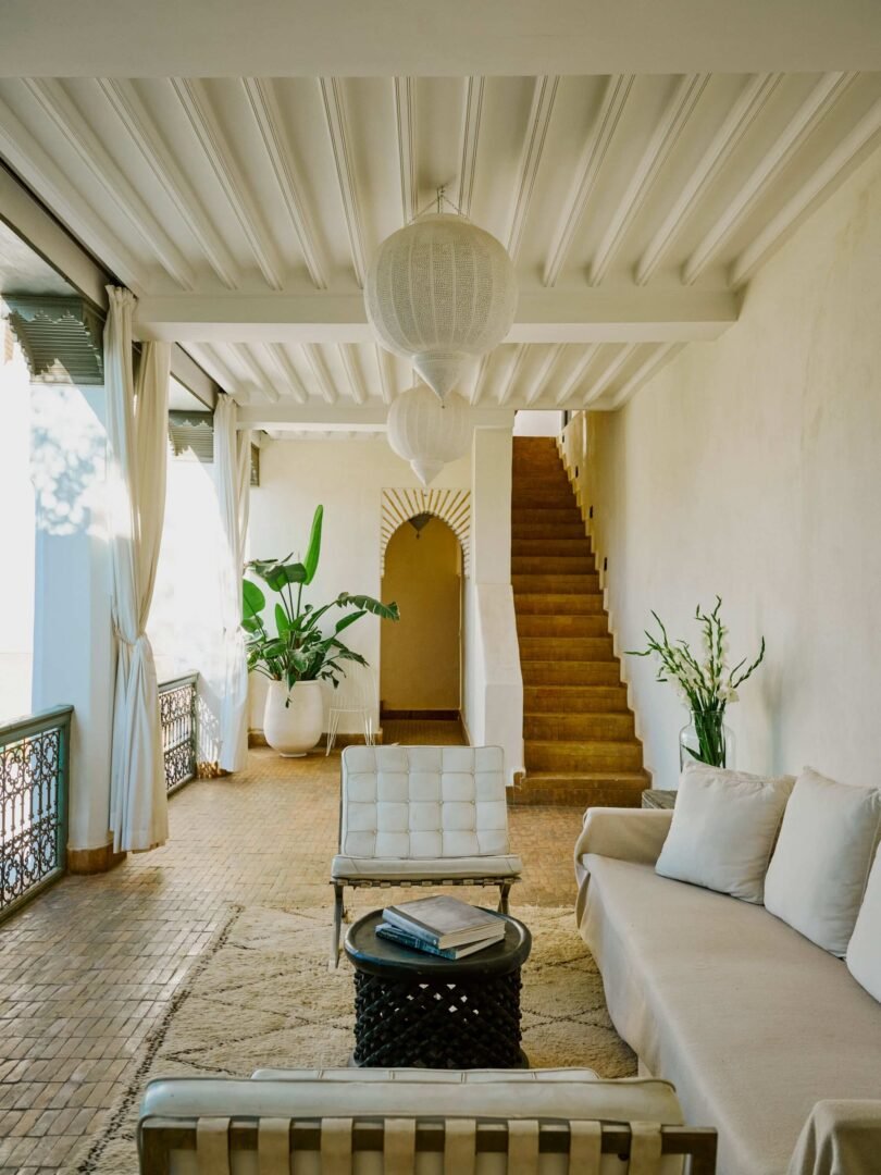 Riad Mena & Beyond Marrakech : cour paisible avec piscine et carreaux marocains traditionnels