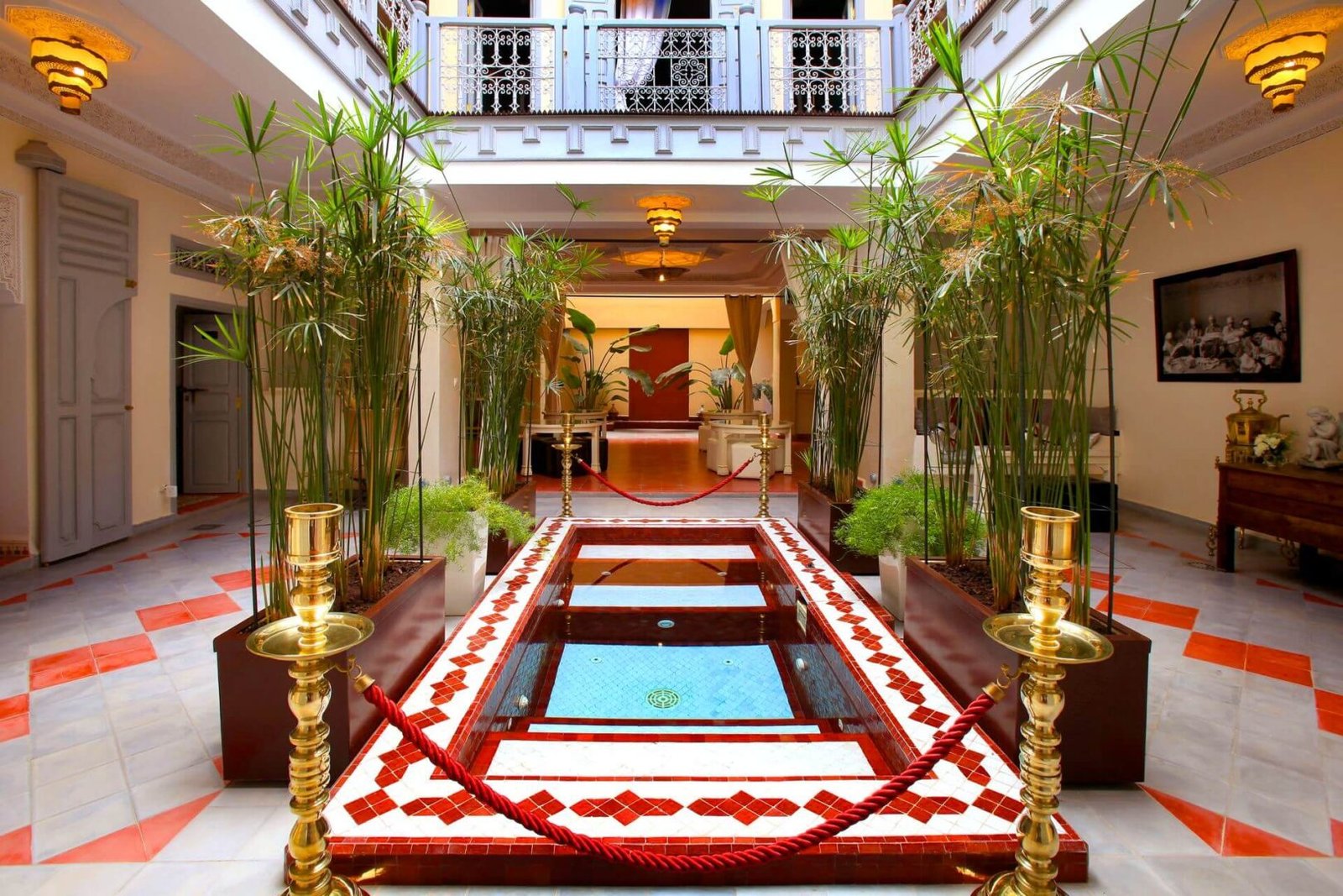 Riad Noos Noos : cour avec décor marocain traditionnel, piscine et terrasse sur le toit dans la Médina de Marrakech