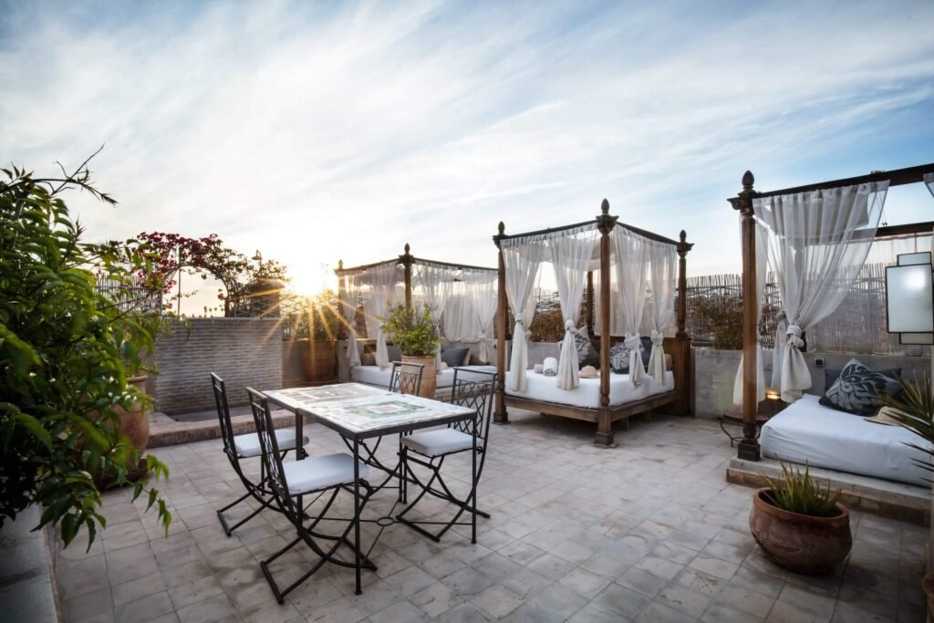 Terrasse rooftop du Riad Le Rihani avec vue sur la Médina