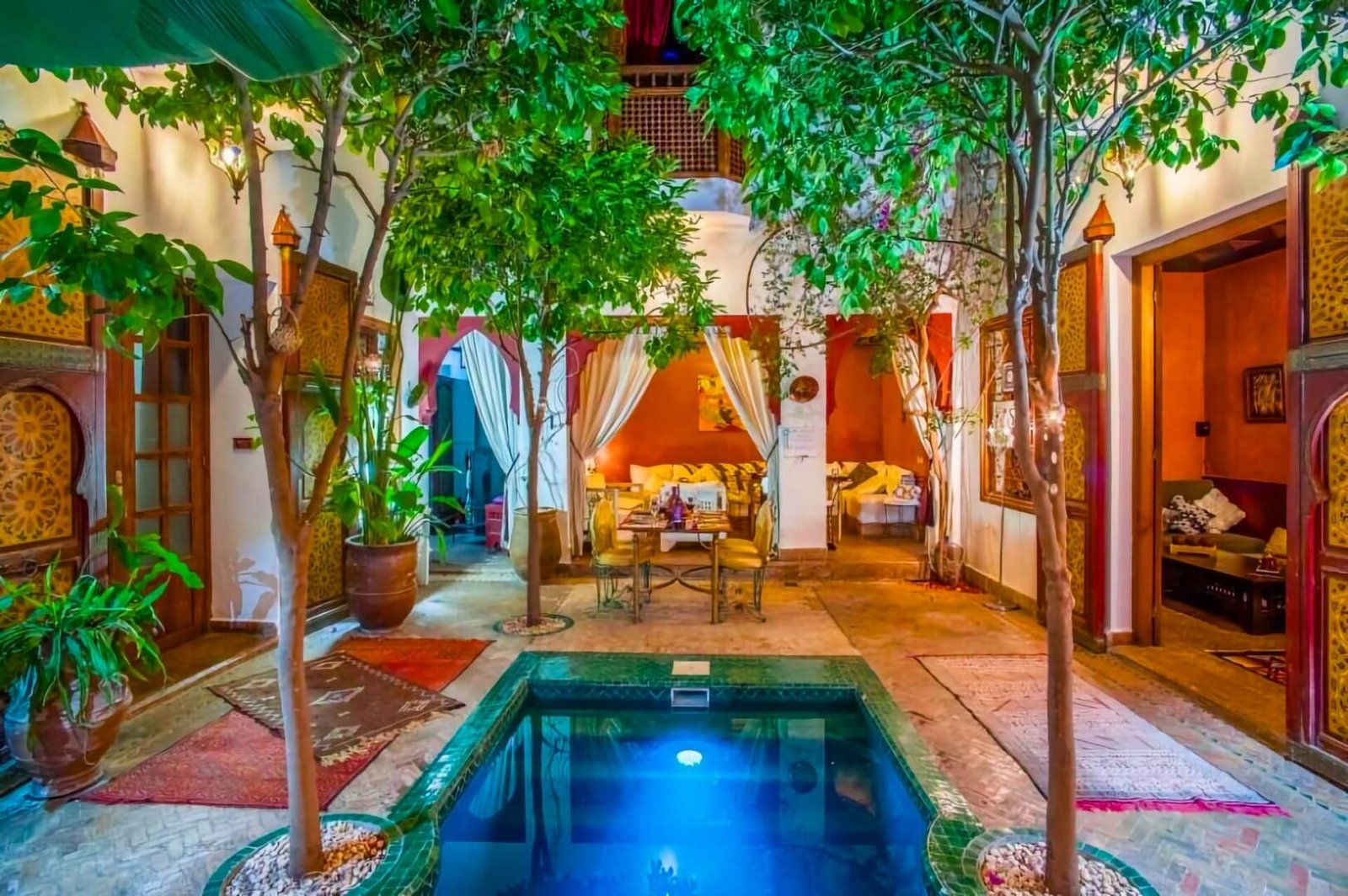 Riad Sadaka : cour avec décor marocain et chambres confortables dans la Médina de Marrakech