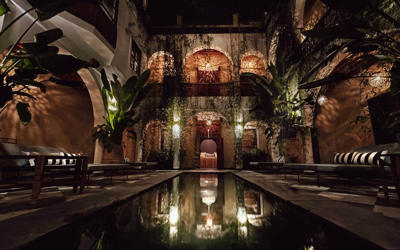 Riad Sakkan Marrakech : cour moderne avec piscine et décor marocain
