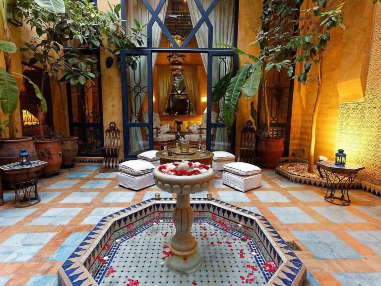 Patio central traditionnel avec une fontaine en zellige au Riad Soundouss à Marrakech.