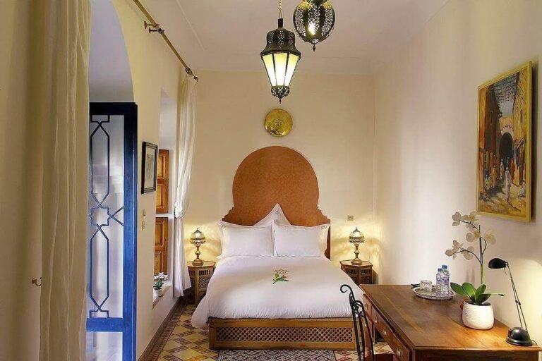 Chambre d’hôtes à la décoration marocaine traditionnelle au Riad Soundouss à Marrakech.
