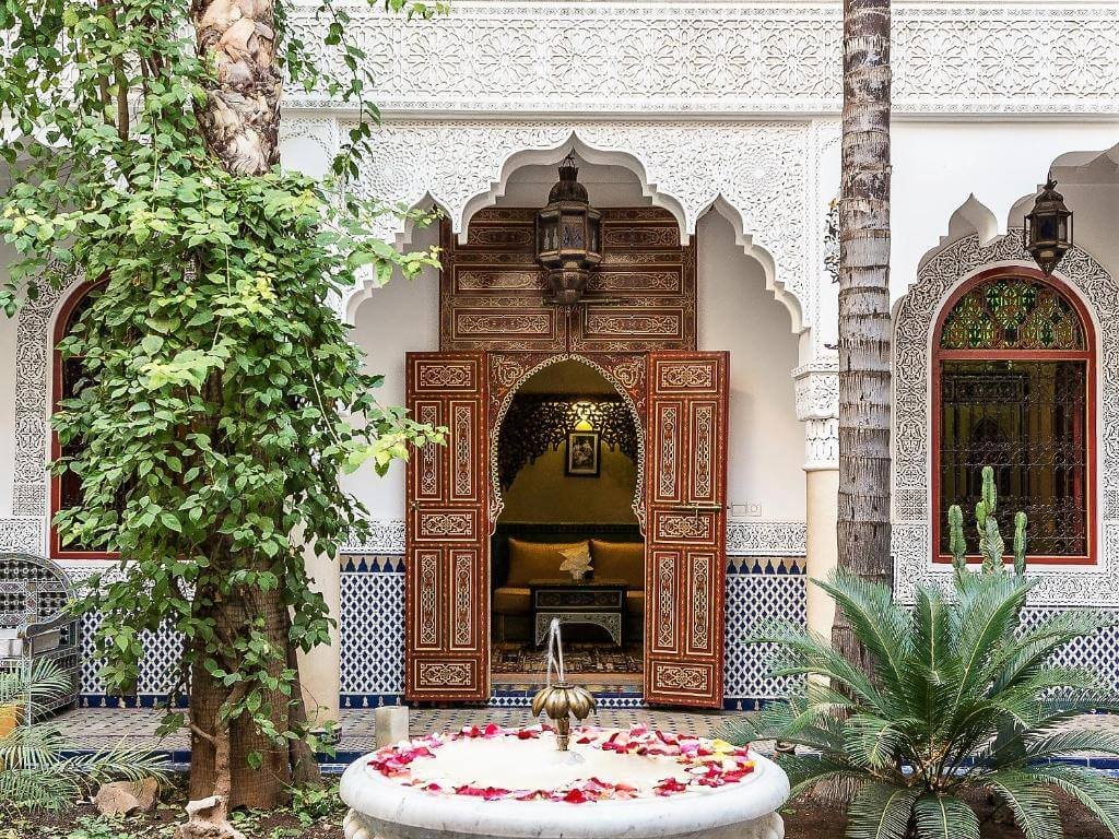 Riad Tahyra : cour avec décor marocain et chambres confortables et économiques dans la Médina de Marrakech